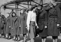 1940 Einkleidung Schaffnerinnen