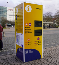 Infosäule vorm Hauptbahnhof während der Testwoche Fahrgastinformation.