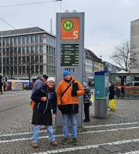 Die farbig markierte Haltestellenstehle auf dem Luisenplatz Darmstadt während der Testwoche Fahrgstinformation.