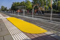 Die HEAG mobilo testet in den kommenden Monaten Rampen, die den barrierefreien Einstieg in Straßenbahnen erleichtern sollen, hier an der Haltestelle "Merck-Stadion". 