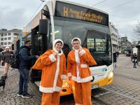 Fahrgäste erhalten kleine Überraschungen an Nikolaus