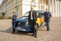 Oberbürgermeister Jochen Partsch und die HEAG mobilo Geschäftsführung Bettina Clüsserath und Michael Dirmeier freuen sich, dass die dritte Säule des ÖPNV in Darmstadt mit dem HeinerLiner nun am Start ist.