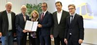 Die Geschäftsführungen von HEAG mobilo und Stadler mit dem Vertrag über die Lieferung der 14 neuen Straßenbahnen.