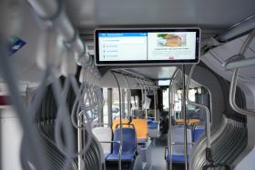 E-Gelenkbus MAN Lion's City 18 E Innenraum mit Fahrgastfernsehen
